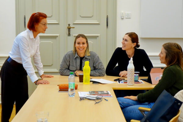 10 Retzhof 2024 Dr. Karin Thierrichter mit Teilnehmerinnen aus der Obersteiermark 600x400 - LehrerInnenfortbildung