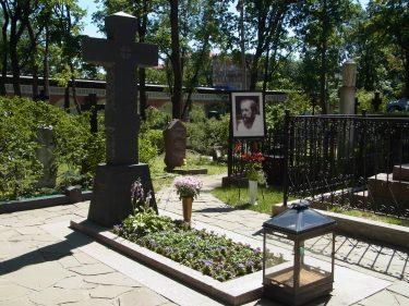 13 Moskau Donskoj Kloster Grab Scholzenizin R0019243 375x281 - Moskau 2014